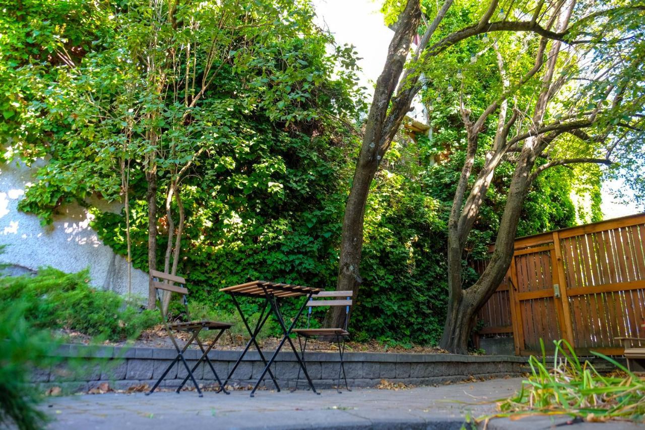 Dancing Bear Inn Hostel Nelson Exterior photo