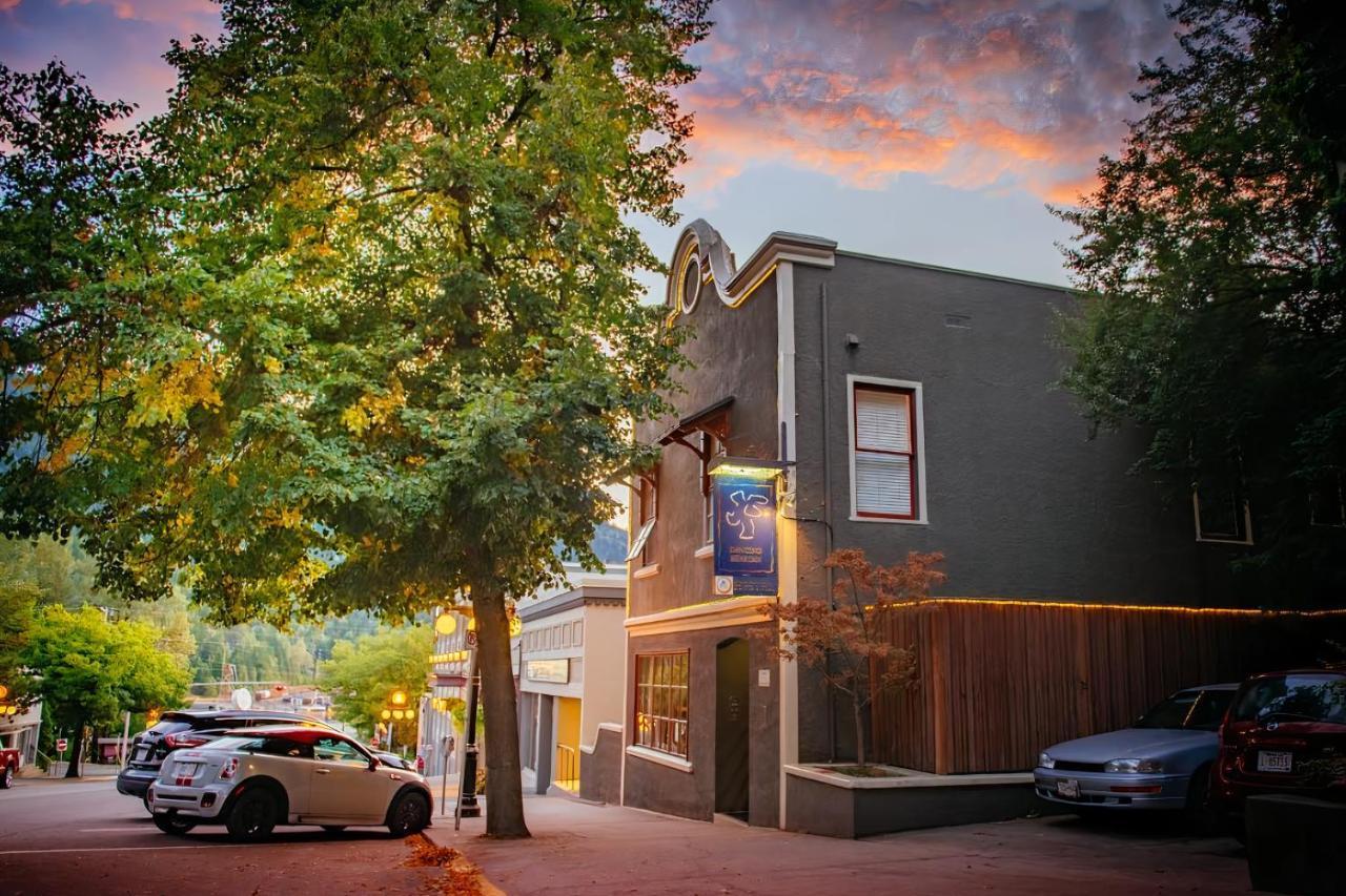 Dancing Bear Inn Hostel Nelson Exterior photo